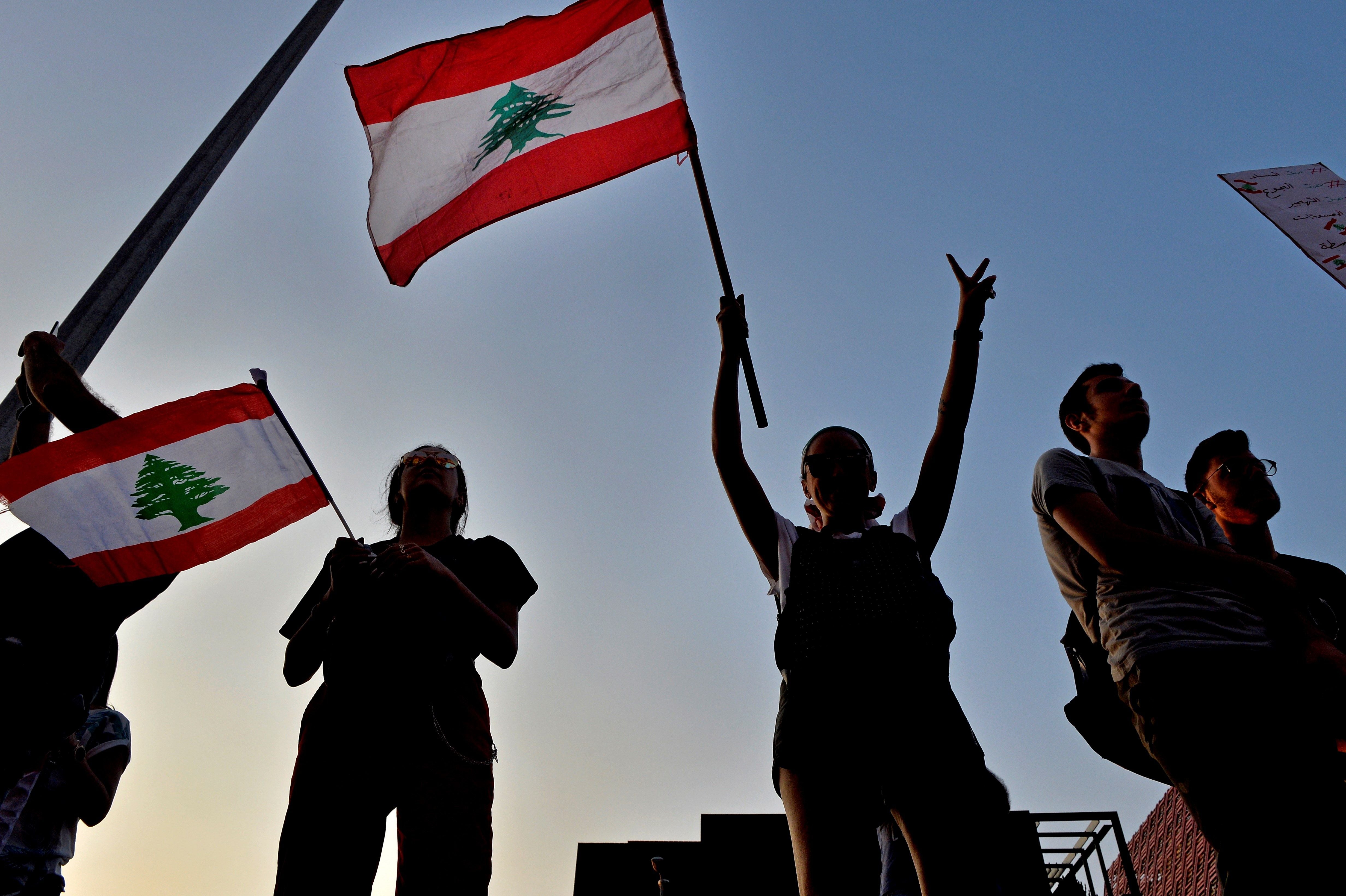 Unos manifestantes cantan 'Baby Shark' a un bebé asustado por las protestas en el Líbano Unos manifestantes cantan 'Baby Shark' a un bebé asustado por las protestas en el Líbano