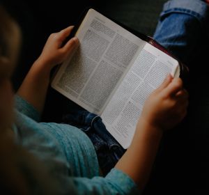 Un niño leyendo Un niño leyendo