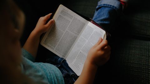 Un niño leyendo