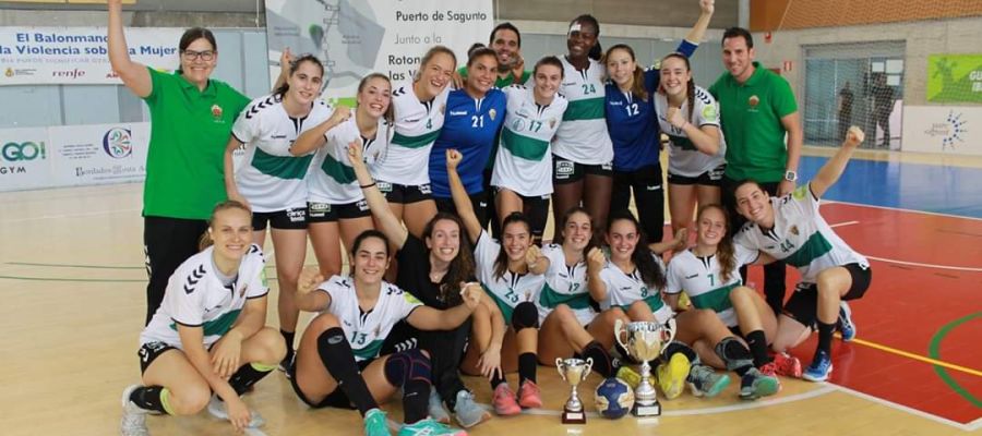 El Club Balonmano Elche ha sido elegido como la mejor entidad, con la presencia de Laura Hernández, mejor deportista, y Celia Guilabert, que recogerá otro premio junto a su familia. El Club Balonmano Elche ha sido elegido como la mejor entidad, con la presencia de Laura Hernández, mejor deportista, y Celia Guilabert, que recogerá otro premio junto a su familia.