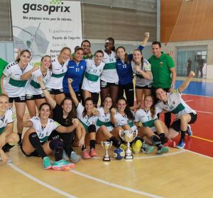 El Club Balonmano Elche ha sido elegido como la mejor entidad, con la presencia de Laura Hernández, mejor deportista, y Celia Guilabert, que recogerá otro premio junto a su familia. El Club Balonmano Elche ha sido elegido como la mejor entidad, con la presencia de Laura Hernández, mejor deportista, y Celia Guilabert, que recogerá otro premio junto a su familia.