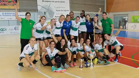 El Club Balonmano Elche ha sido elegido como la mejor entidad, con la presencia de Laura Hernández, mejor deportista, y Celia Guilabert, que recogerá otro premio junto a su familia. BALONMANO