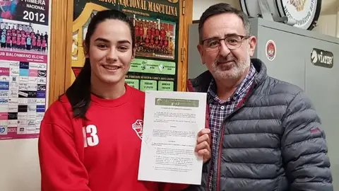 El presidente del Club Balonmano Elche, Juanjo Ávila, y la jugadora Laura Hernández. BALONMANO