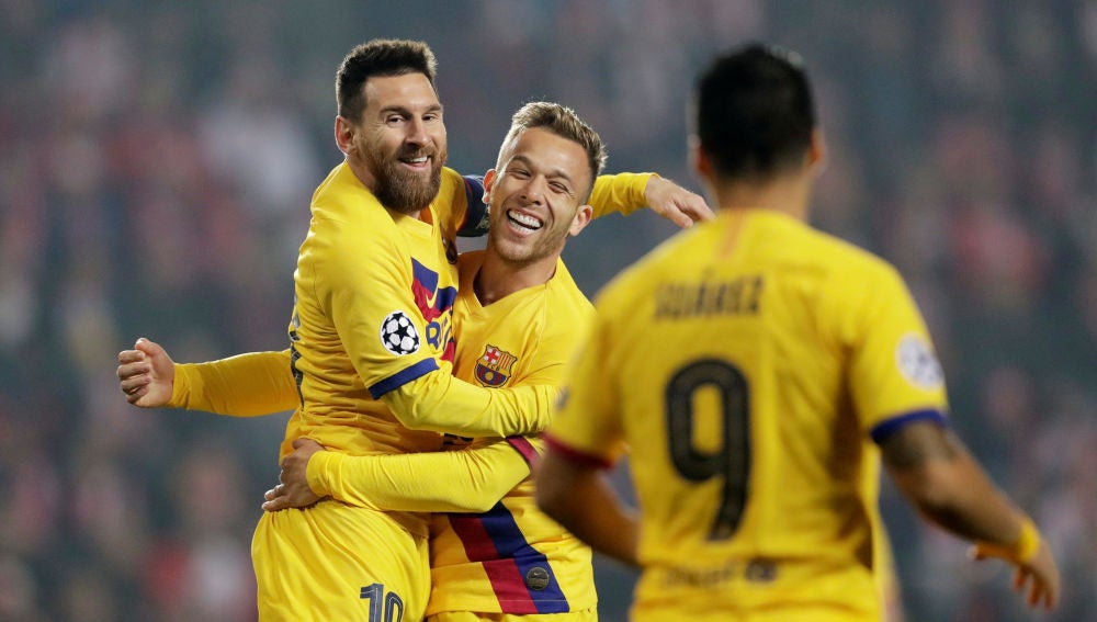 Messi celebra con Arthur su gol al Slavia