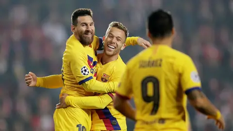 Messi celebra con Arthur su gol al Slavia Messi celebra con Arthur su gol al Slavia
