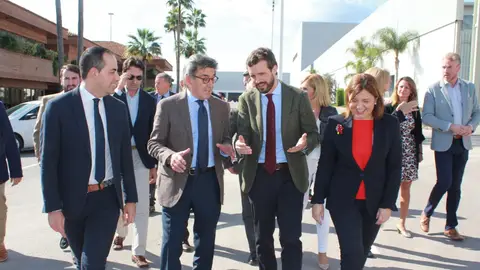 Pablo Casado junto a Isabel Bonig y el presidente de Porcelanosa grupo, Héctor Colonques. En su visita a Vila-real el líder popular ha presentado sus propuestas electorales para el sector empresarial.