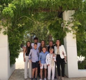 La familia Guilabert Navarro: Celia, Samuel, Mario, Mireia, Pablo, Ramón (padre), Biel y Cristina (madre). La familia Guilabert Navarro: Celia, Samuel, Mario, Mireia, Pablo, Ramón (padre), Biel y Cristina (madre).