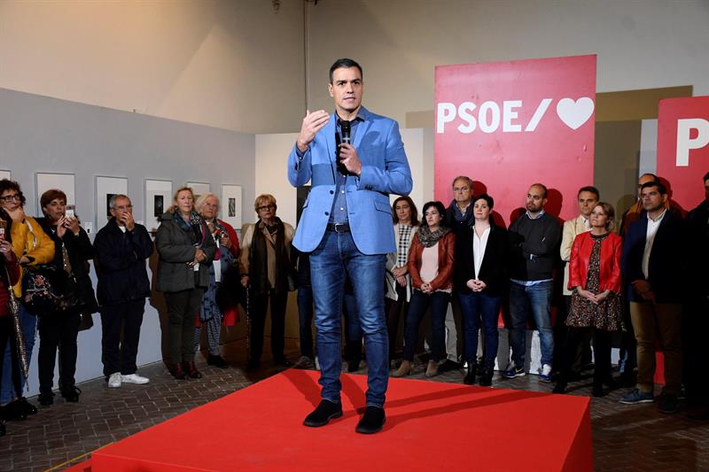 Sánchez a Torra: "Haga una llamada en Cataluña a la convivencia y a defender a las fuerzas de seguridad del estado" Sánchez a Torra: "Haga una llamada en Cataluña a la convivencia y a defender a las fuerzas de seguridad del estado"