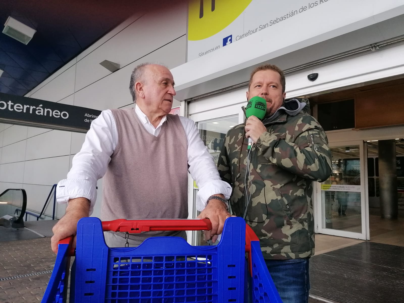 El monaguillo: "¿Tiene algo que ver el cambio climático con que ya vendan turrones?" El monaguillo: "¿Tiene algo que ver el cambio climático con que ya vendan turrones?"