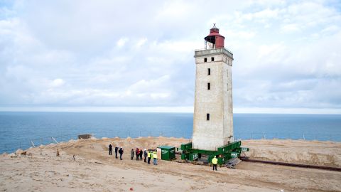 Trasladan tierra adentro un faro dan&eacute;s para evitar que sea tragado por el mar.