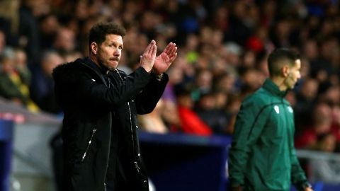 Simeone aplaude en la banda del Wanda Metropolitano