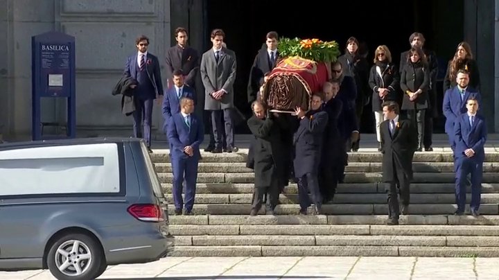 Exhumación de Franco: Así ha sido la salida del féretro de la basílica del Valle de los Caídos: "¡Viva España, viva Franco!" Exhumación de Franco: Así ha sido la salida del féretro de la basílica del Valle de los Caídos: "¡Viva España, viva Franco!"