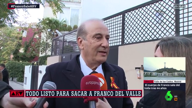 Francis Franco accede a la Basílica del Valle de los Caídos con una bandera preconstitucional plegada Francis Franco accede a la Basílica del Valle de los Caídos con una bandera preconstitucional plegada