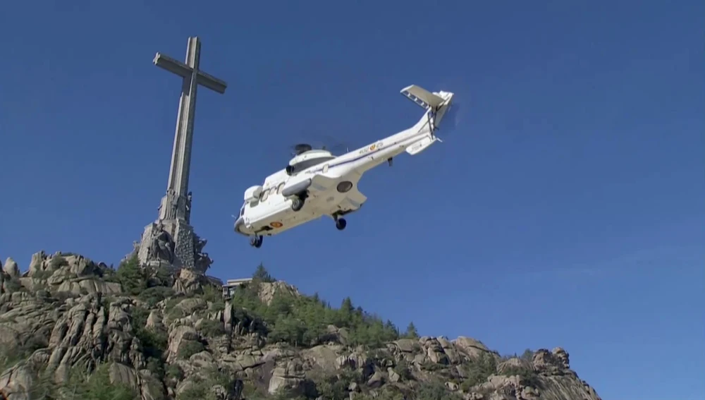 El helicóptero que traslada los restos de Franco