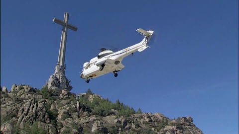 El helic&oacute;ptero que traslada los restos de Franco