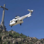 El helicóptero que traslada los restos de Franco