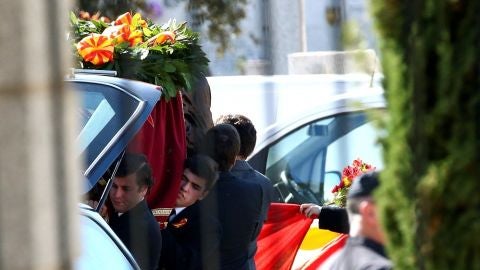 Los familiares del dictador portan el ata&uacute;d con los restos mortales de Francisco Franco