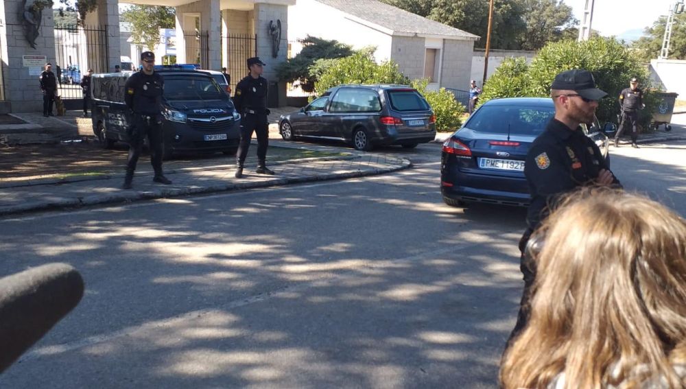 El cortejo fúnebre con los restos de Franco llega al cementerio de Mingorrubio