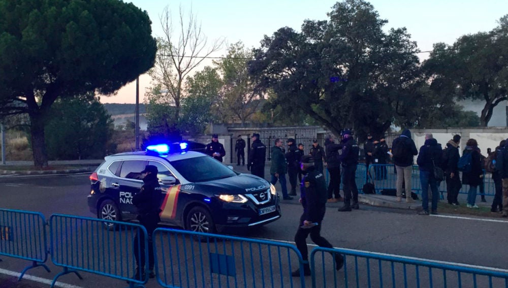La Policía Nacional en el cementerio de Mingorrubio