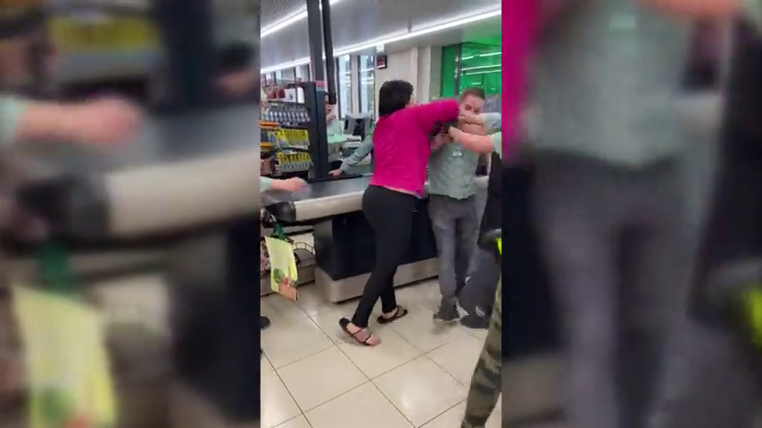 Una mujer golpea e insulta a los empleados de un Mercadona cuando trata de llevarse productos robados Una mujer golpea e insulta a los empleados de un Mercadona cuando trata de llevarse productos robados