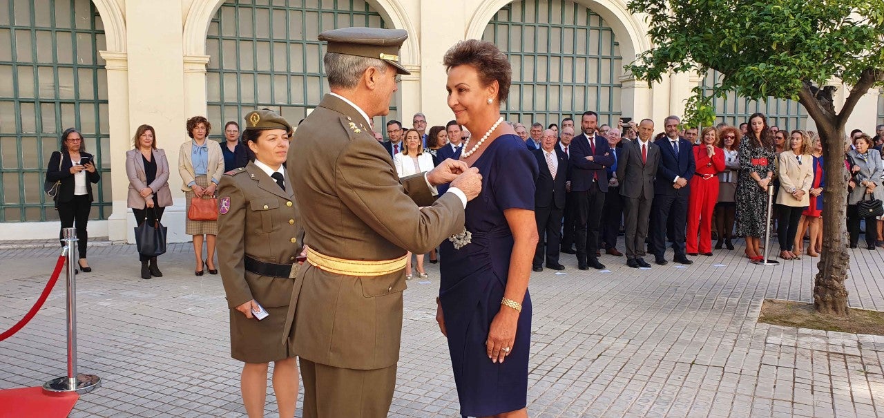 El Ministerio de Defensa distingue a la vicerrectora de la UMH María Teresa Pérez Vázquez El Ministerio de Defensa distingue a la vicerrectora de la UMH María Teresa Pérez Vázquez