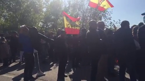 Los manifestantes concentrados en Mingorrubio rebasan el perímetro de seguridad Los manifestantes concentrados en Mingorrubio rebasan el perímetro de seguridad