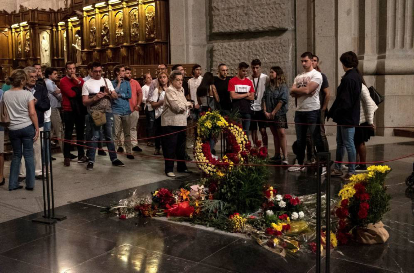 Las preguntas de Amón: "¿Tanto costaba hacer coincidir la exhumación de Franco con Halloween?" Las preguntas de Amón: "¿Tanto costaba hacer coincidir la exhumación de Franco con Halloween?"