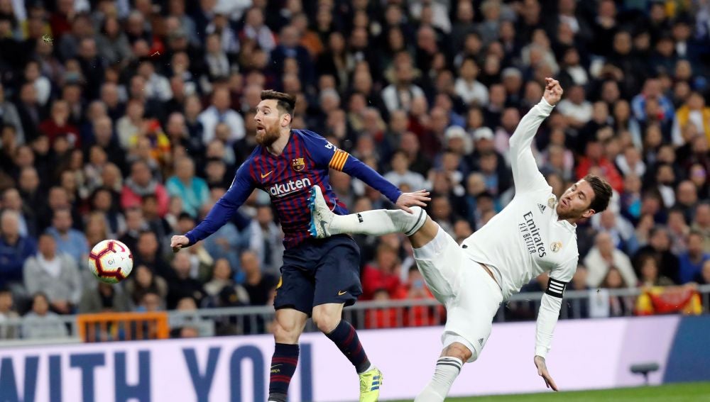 Sergio Ramos intenta despejar un pase hacia Messi