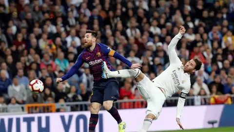 Sergio Ramos intenta despejar un pase hacia Messi Sergio Ramos intenta despejar un pase hacia Messi