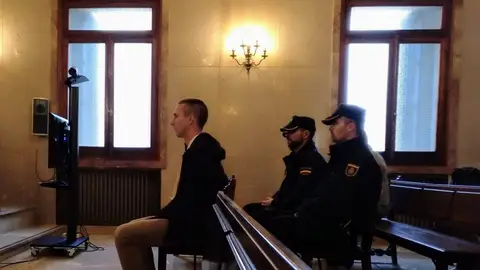 El acusado declarado culpable de matar a su padrastro e intentar matar a su madre, que recibió otra veintena de cuchilladas. El acusado declarado culpable de matar a su padrastro e intentar matar a su madre, que recibió otra veintena de cuchilladas.