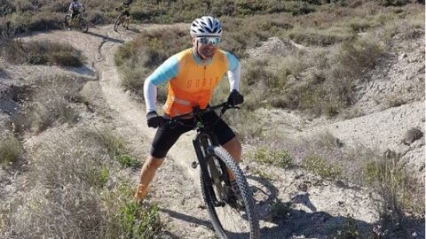 Ciclista de monta&ntilde;a en un sendero en Elche.