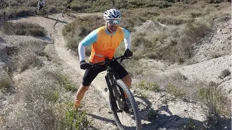 Ciclista de montaña en un sendero en Elche. Ciclista de montaña en un sendero en Elche.