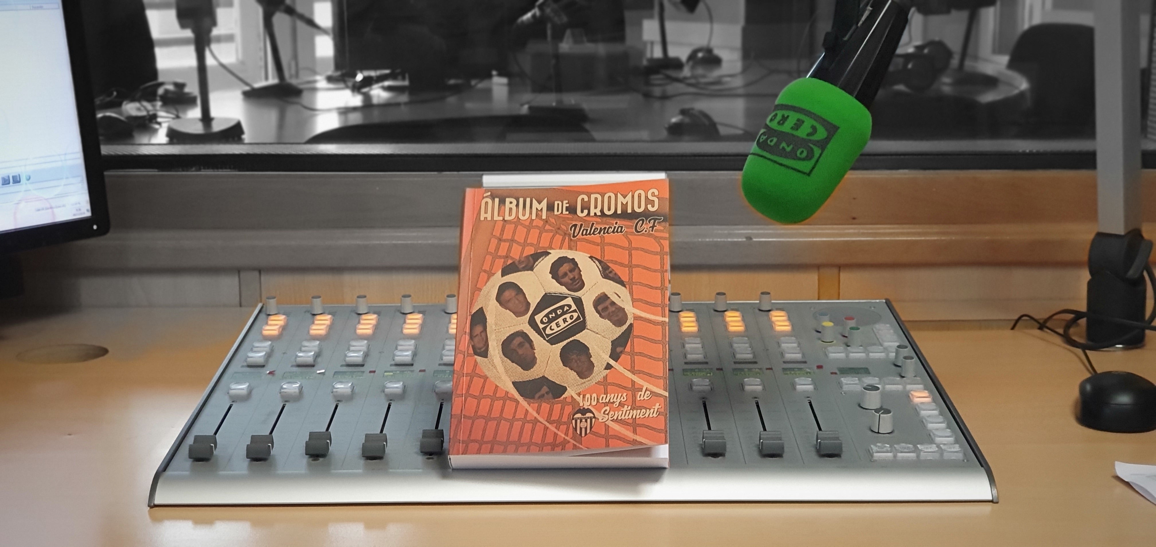 Eduardo Esteve: "Lo mejor de 'Álbum de cromos' es el prólogo de Rafa Benítez" Eduardo Esteve: "Lo mejor de 'Álbum de cromos' es el prólogo de Rafa Benítez"