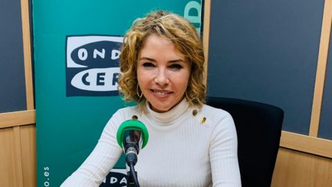 Marta Mart&iacute;n en los estudios de Onda Cero Alicante