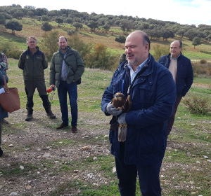 Fausto Marín ha asistido a la suelta de dos aves en Peralvillo Fausto Marín ha asistido a la suelta de dos aves en Peralvillo
