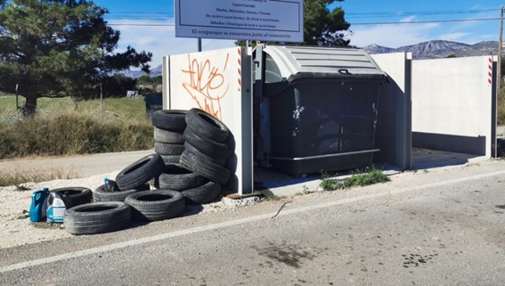Neumáticos acumulados en el Camino Squasch de Crevillent