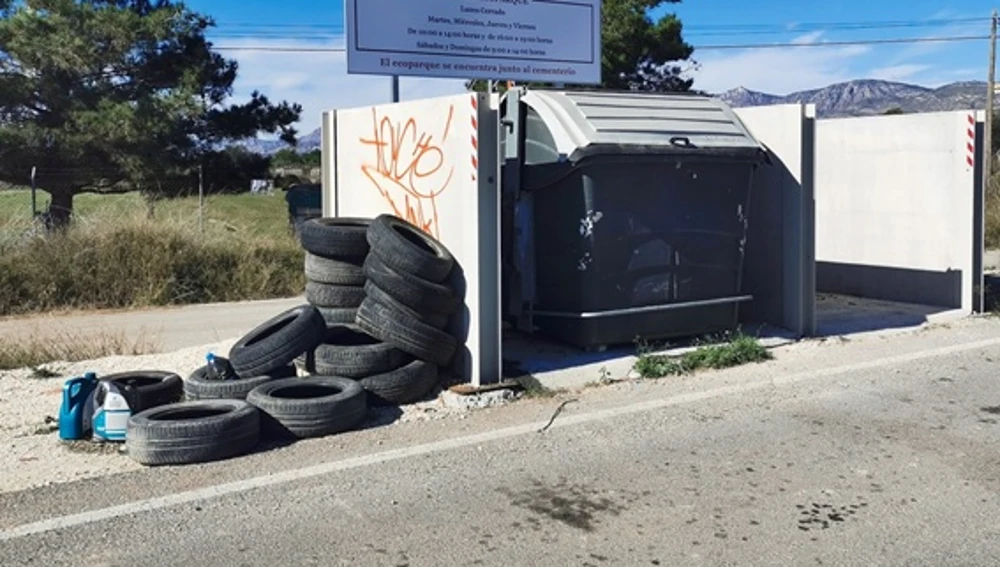Neumáticos acumulados en el Camino Squasch de Crevillent Neumáticos acumulados en el Camino Squasch de Crevillent