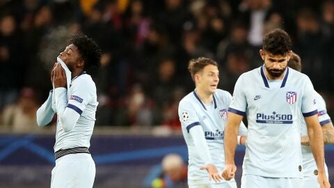 Los jugadores del Atl&eacute;tico, cabizbajos durante el partido
