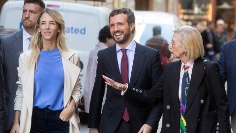 Rosa D&iacute;ez acompa&ntilde;a a Cayetana &Aacute;lvarez de Toledo y Pablo Casado en un acto del PP
