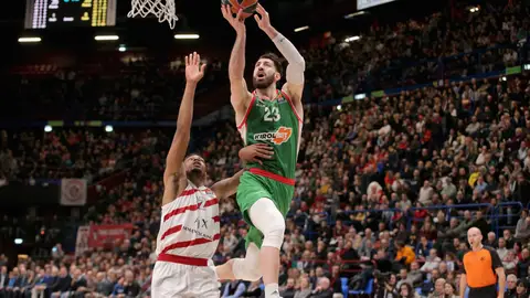 Baskonia Vs Milán Shengelia ante un jugador del Milán