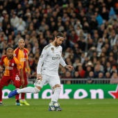Sergio Ramos lanza el penalti en el partido del Real Madrid