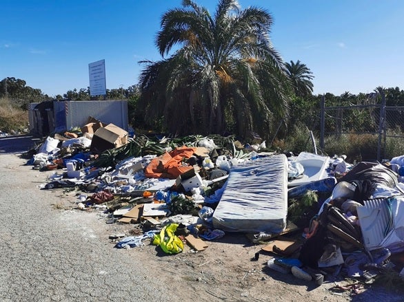 El PP de Crevillent urge la limpieza de tres vertederos incontrolados en el municipio y pedir al Seprona que investigue su origen El PP de Crevillent urge la limpieza de tres vertederos incontrolados en el municipio y pedir al Seprona que investigue su origen