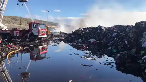 Bomberos trabajan en la extinción de un incendio en una parcela de Elche con ropa usada Bomberos trabajan en la extinción de un incendio en una parcela de Elche con ropa usada