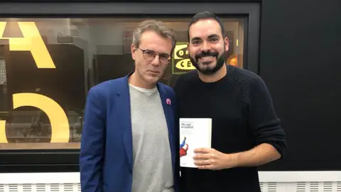 Pedro Vallín, periodista y autor de '¡Me cago en Godard!', presenta su libro en Kinótico En la imagen, el periodista de La Vanguardia posa con David Martos, director de Kinótico