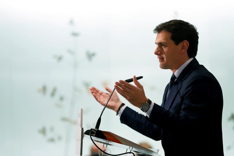Rivera recuerda a Sánchez que no es "el rey sol" y le acusa de "meter el hocico" en la Fiscalía Rivera recuerda a Sánchez que no es "el rey sol" y le acusa de "meter el hocico" en la Fiscalía