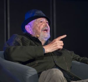 El director Julio Diamante improvisa un tema de jazz en el Festival Ópera Prima de Tudela El director Julio Diamante improvisa un tema de jazz en el Festival Ópera Prima de Tudela
