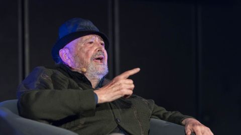 El cineasta gaditano presenta en el certamen su primera pel&iacute;cula, 'Los que no fuimos a la guerra'