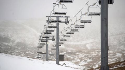 Primeras nieves en la estaci&oacute;n de esqu&iacute; de Alto Campoo en Cantabria