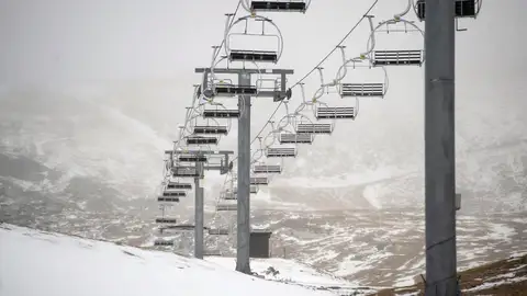 Primeras nieves en la estación de esquí de Alto Campoo en Cantabria Primeras nieves en la estación de esquí de Alto Campoo en Cantabria