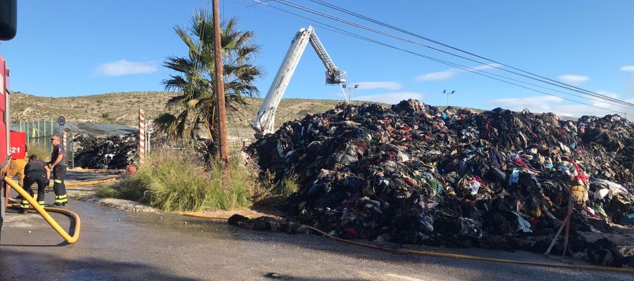 Tareas de extinción del incendio en Elche. Tareas de extinción del incendio en Elche.